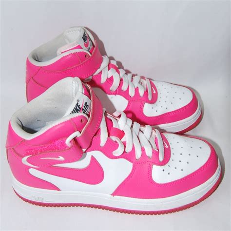 nike schuhe pink weiß|famous pink Nike shoes.